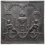 Plaque de cheminée de la fin du XVIIIe siècle au vase de flammes encadré de sphinges