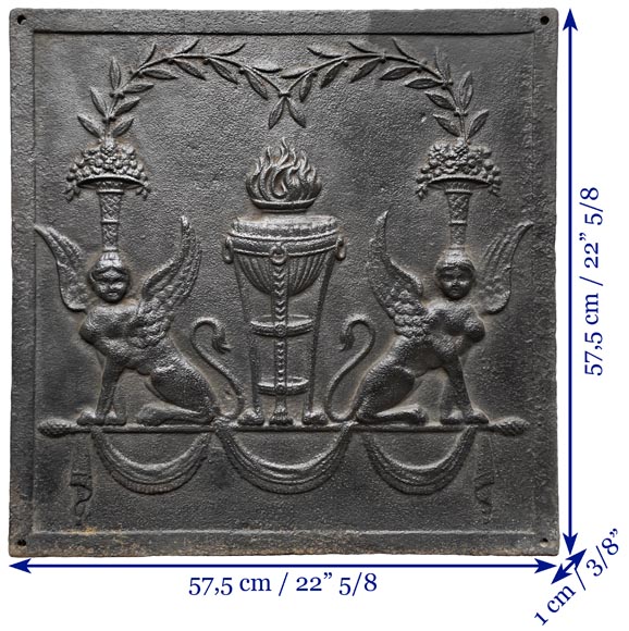 Plaque de cheminée de la fin du XVIIIe siècle au vase de flammes encadré de sphinges-7