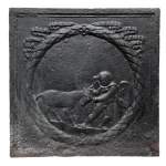 Plaque de cheminée du XVIIIe siècle figurant un amour jouant avec une chèvre