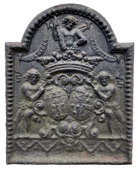 Plaque de cheminée du XVIIIe siècle aux deux écus entourés par trois hommes sauvages-0