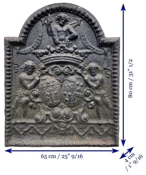 Plaque de cheminée du XVIIIe siècle aux deux écus entourés par trois hommes sauvages-7