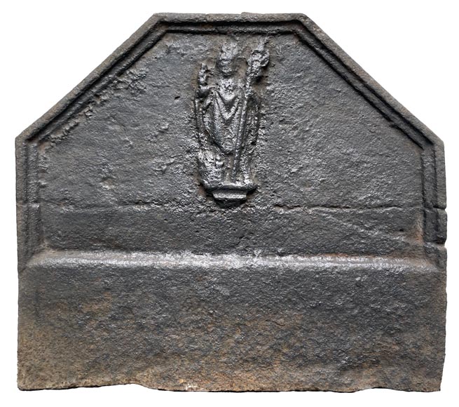 Plaque de cheminée du XVIe siècle figurant un évêque ou un saint-0