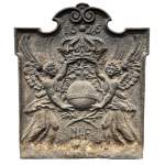 Plaque de cheminée datée de 1626 représentant une orbe crucifère encadrée par deux anges