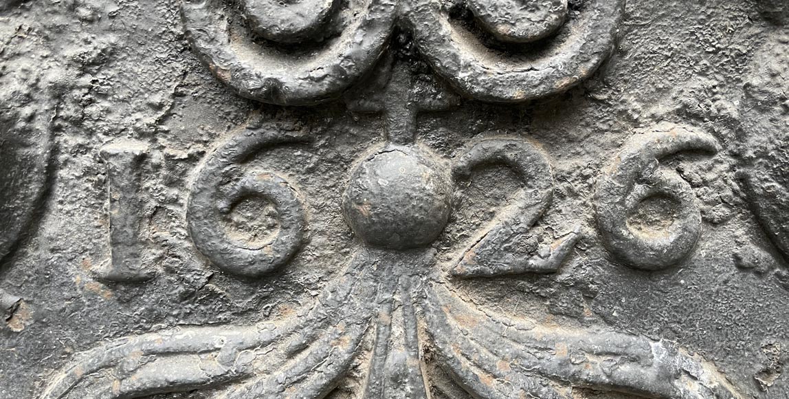 Plaque de cheminée datée de 1626 représentant une orbe crucifère encadrée par deux anges-1