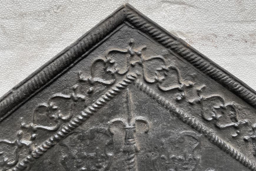 Plaque de cheminée du XVIe siècle aux armes d’Arnould Marchant de Criston-3
