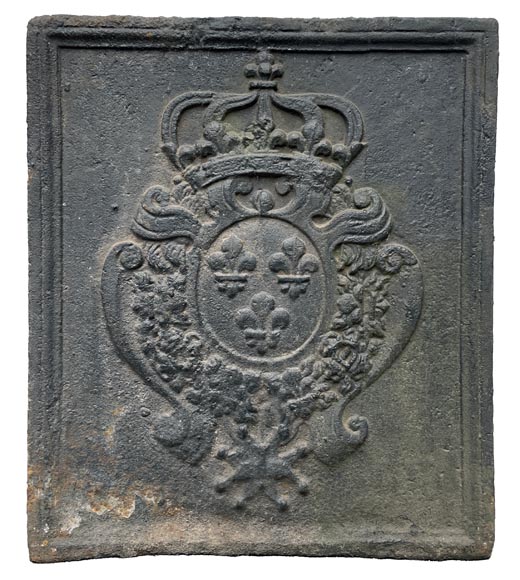 Plaque de cheminée du XVIIIe siècle représentant les armes de France et la couronne royale-0
