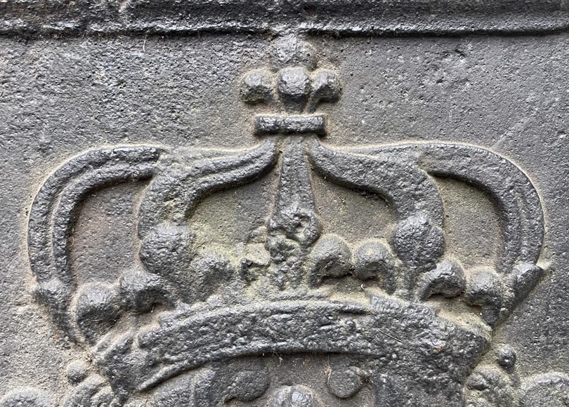 Plaque de cheminée du XVIIIe siècle représentant les armes de France et la couronne royale-3