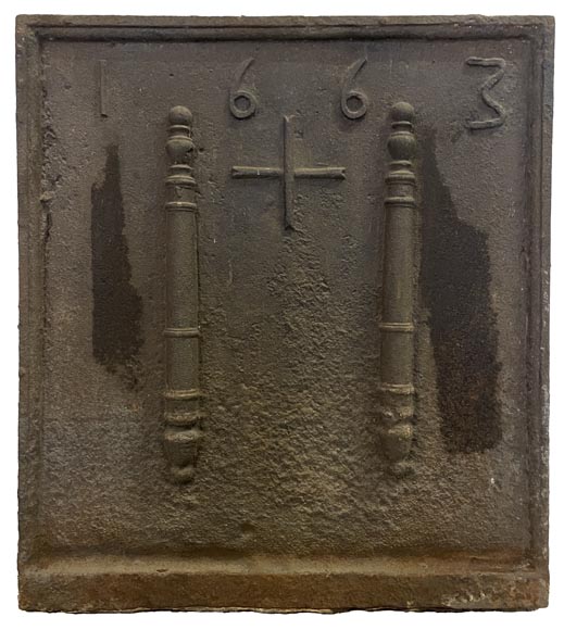 Plaque de cheminée aux colonnes d’Hercule encadrant une croix, datée 1663-0