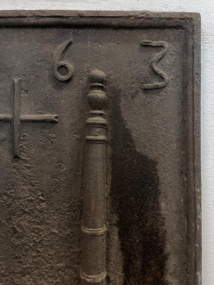 Plaque de cheminée aux colonnes d’Hercule encadrant une croix, datée 1663-3