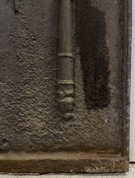 Plaque de cheminée aux colonnes d’Hercule encadrant une croix, datée 1663-4
