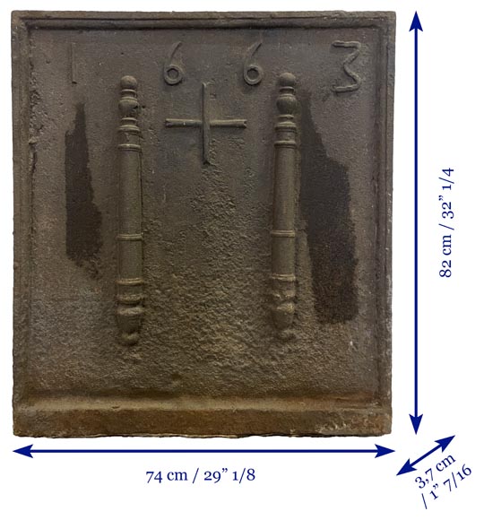 Plaque de cheminée aux colonnes d’Hercule encadrant une croix, datée 1663-6