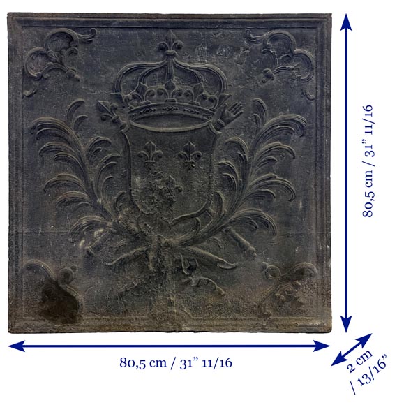 plaque cheminée décor blason et fleurs de lys en fonte de fer . XIX