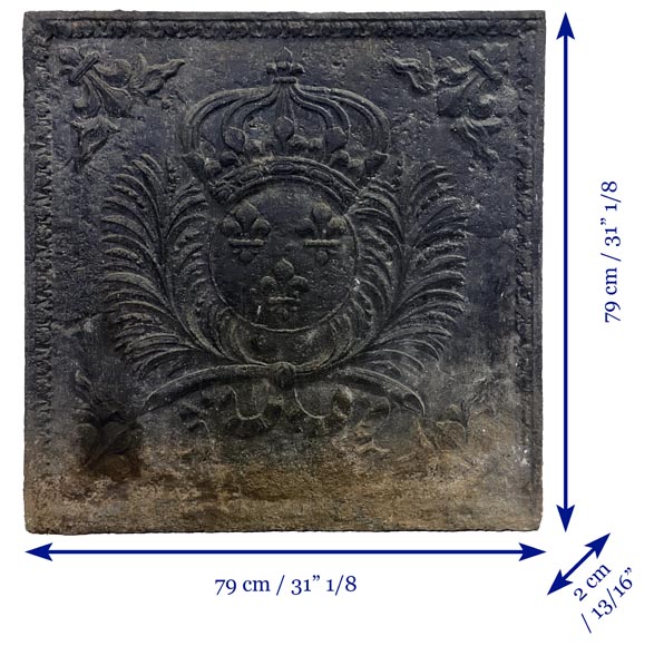 Plaque de cheminée ancienne du XVIIIe siècle aux anges, aux fleurs de lys et à la Couronne - Plaques de cheminée