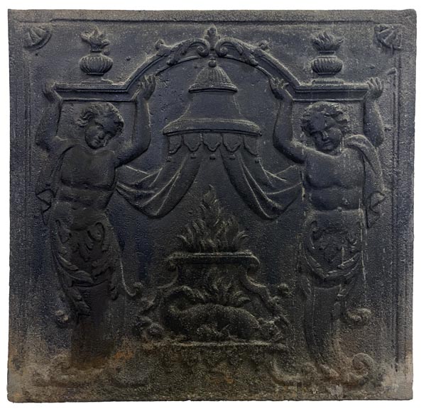 Plaque de cheminée du XVIIIe siècle à la salamandre et aux deux atlantes supportant un entablement aux vases à feu-0