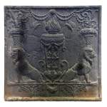 Plaque de cheminée du XVIIIe siècle représentant un vase sur trépied à feu encadré de deux chimères supportant des corbeilles de fruits