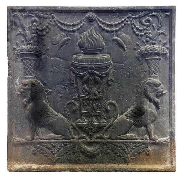 Plaque de cheminée du XVIIIe siècle représentant un vase sur trépied à feu encadré de deux chimères supportant des corbeilles de fruits-0