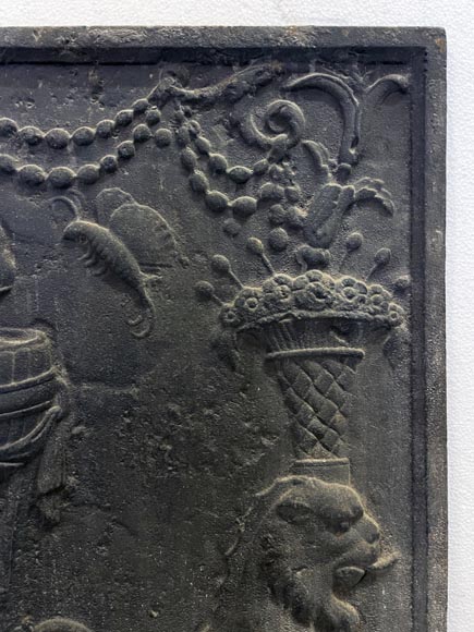 Plaque de cheminée du XVIIIe siècle représentant un vase sur trépied à feu encadré de deux chimères supportant des corbeilles de fruits-2