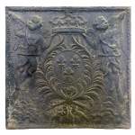 Plaque de cheminée aux armes de France encadré par deux anges soufflant dans des trompettes, XVIIIe siècle