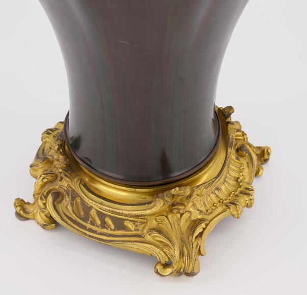 Eugène BAUDIN (att. à), Paire de vases en grès à monture de bronze doré-3