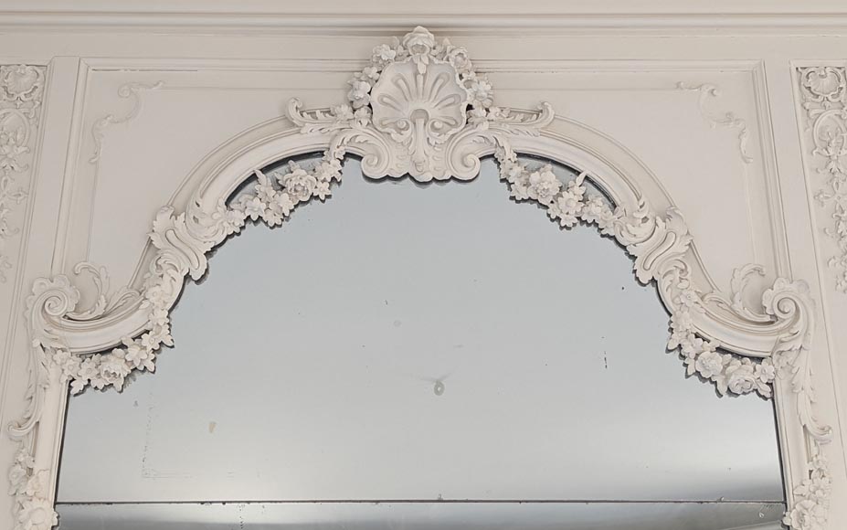 Trumeau d'époque Louis XV en bois sculpté peint au décor de guirlandes de fleurs-1