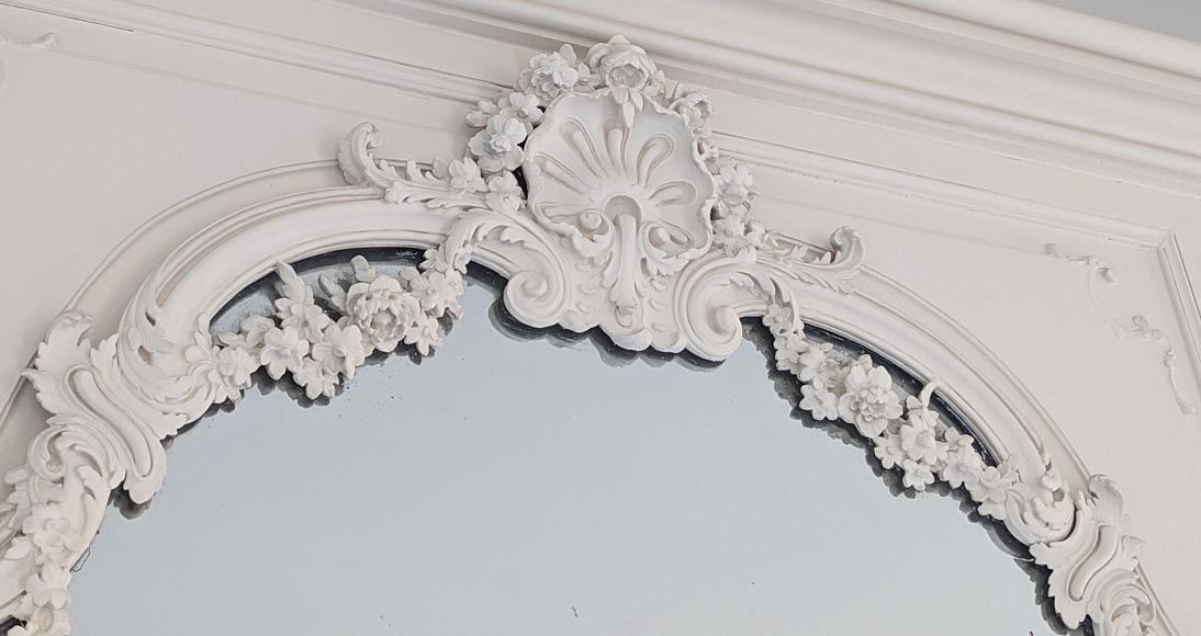 Trumeau d'époque Louis XV en bois sculpté peint au décor de guirlandes de fleurs-2