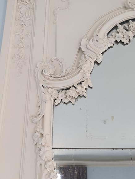 Trumeau d'époque Louis XV en bois sculpté peint au décor de guirlandes de fleurs-3