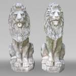 Paire de lions en marbre sculpté