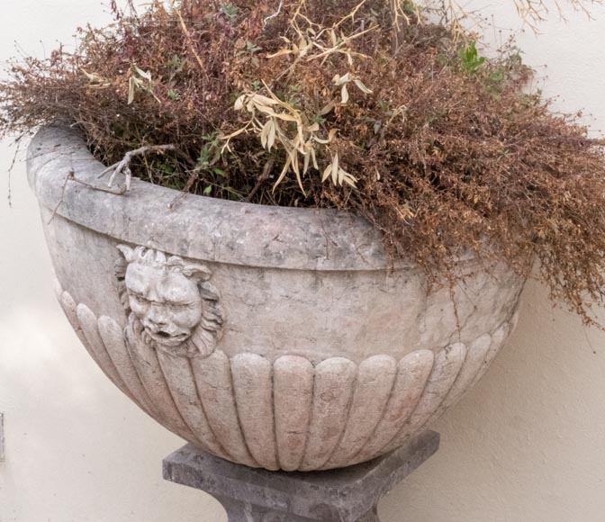 Intérieur extérieur dans le jardin, vase en céramique fontaine