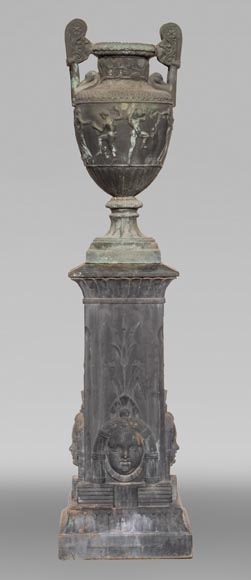 Vase de style grec et son socle egyptisant, fonte de fer-0