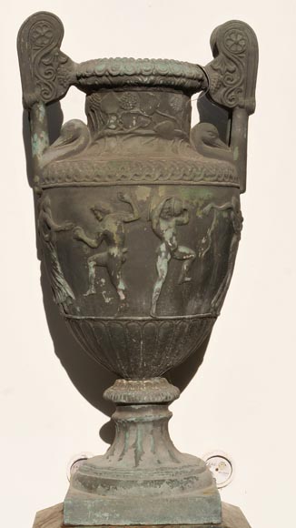 Vase de style grec et son socle egyptisant, fonte de fer-1