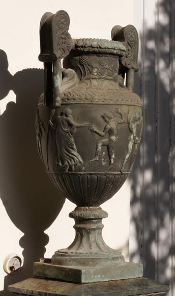 Vase de style grec et son socle egyptisant, fonte de fer-2