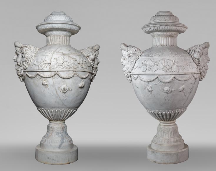 Paire de grands vases en marbre aux décors de masques de théâtre-0