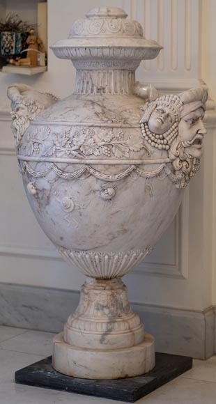 Paire de grands vases en marbre aux décors de masques de théâtre-1