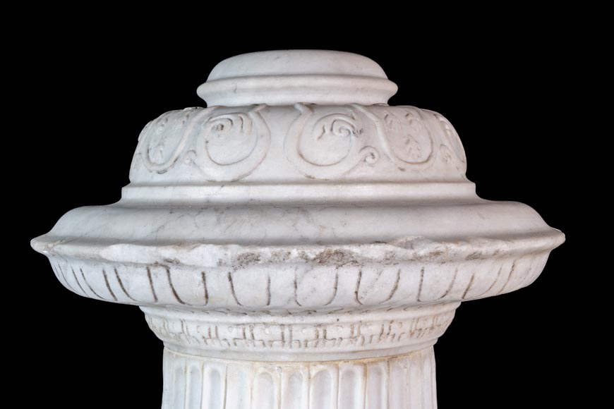 Paire de grands vases en marbre aux décors de masques de théâtre-8
