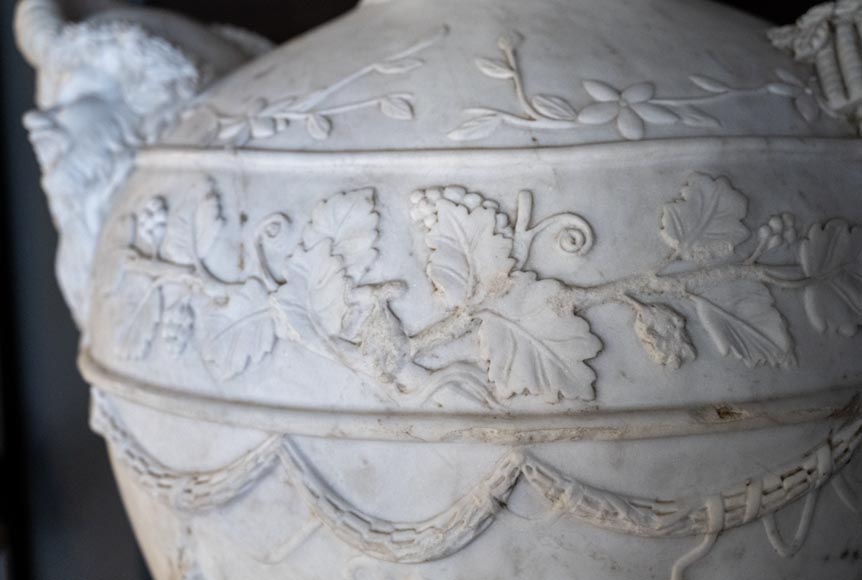 Paire de grands vases en marbre aux décors de masques de théâtre-9