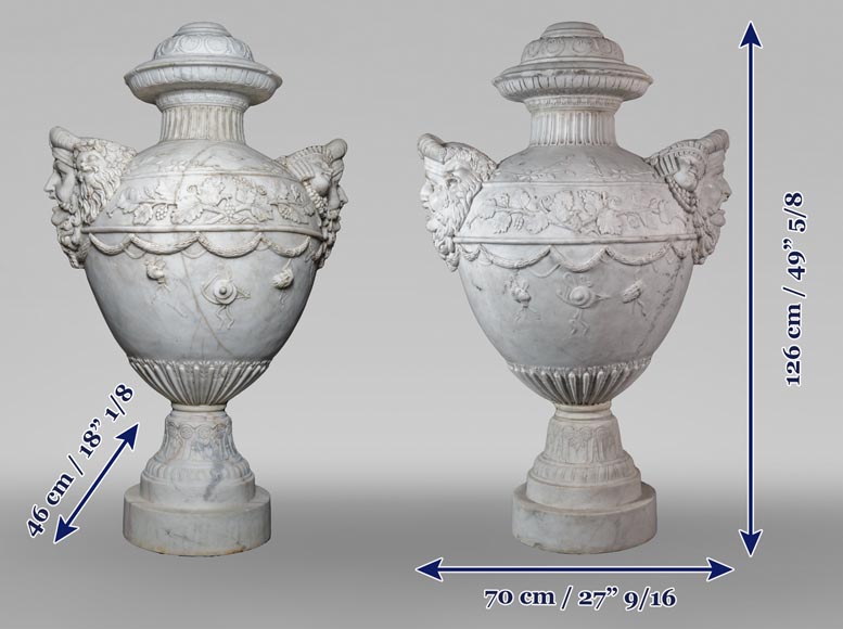 Paire de grands vases en marbre aux décors de masques de théâtre-12