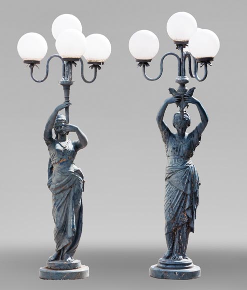 Paire de lampadaires en fonte en forme de femmes drapées-0
