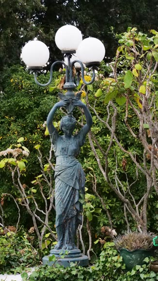 Paire de lampadaires en fonte en forme de femmes drapées-2