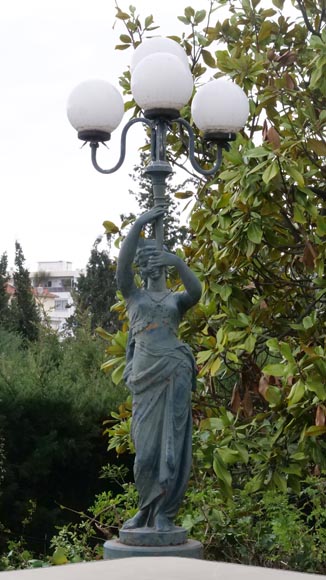 Paire de lampadaires en fonte en forme de femmes drapées-3