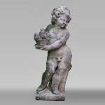 Sculpture d’un putto au panier fleuri en pierre de Florence