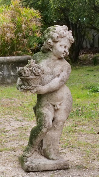 Sculpture d’un putto au panier fleuri en pierre de Florence-1