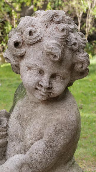 Sculpture d’un putto au panier fleuri en pierre de Florence-2