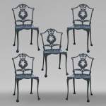 Cinq chaises de salon de jardin en fonte de fer