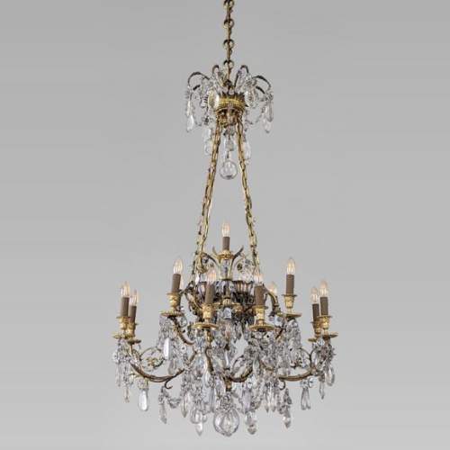 Lustre de style Louis XVI en bronze doré et cristaux orné de têtes de béliers