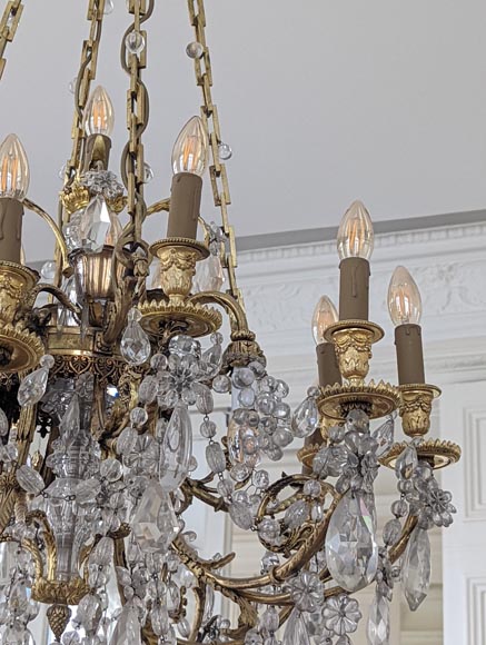 Lustre de style Louis XVI en bronze doré et cristaux orné de têtes de ...