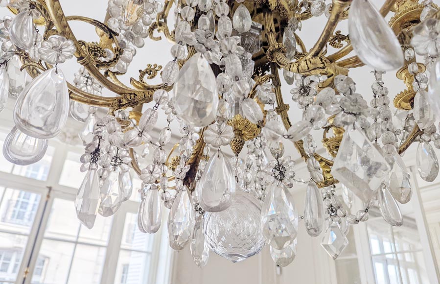 Lustre de style Louis XVI en bronze doré et cristaux orné de têtes de ...