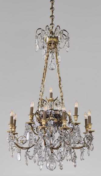 Lustre de style Louis XVI en bronze doré et cristaux orné de têtes de béliers-0