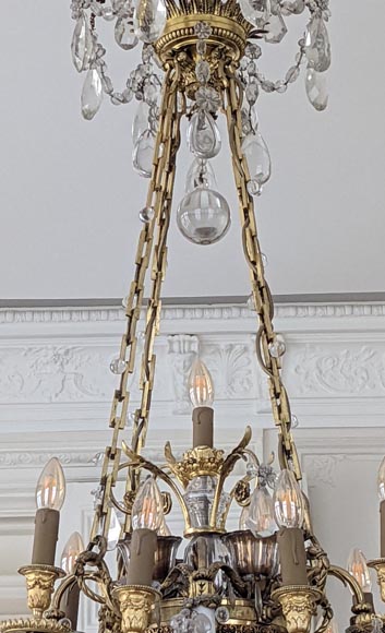 Lustre de style Louis XVI en bronze doré et cristaux orné de têtes de béliers-2