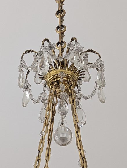 Lustre de style Louis XVI en bronze doré et cristaux orné de têtes de béliers-3