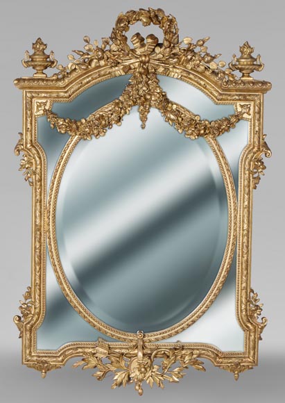 Miroir doré aux guirlandes de fleurs de style Louis XVI à parcloses et verre biseauté-0